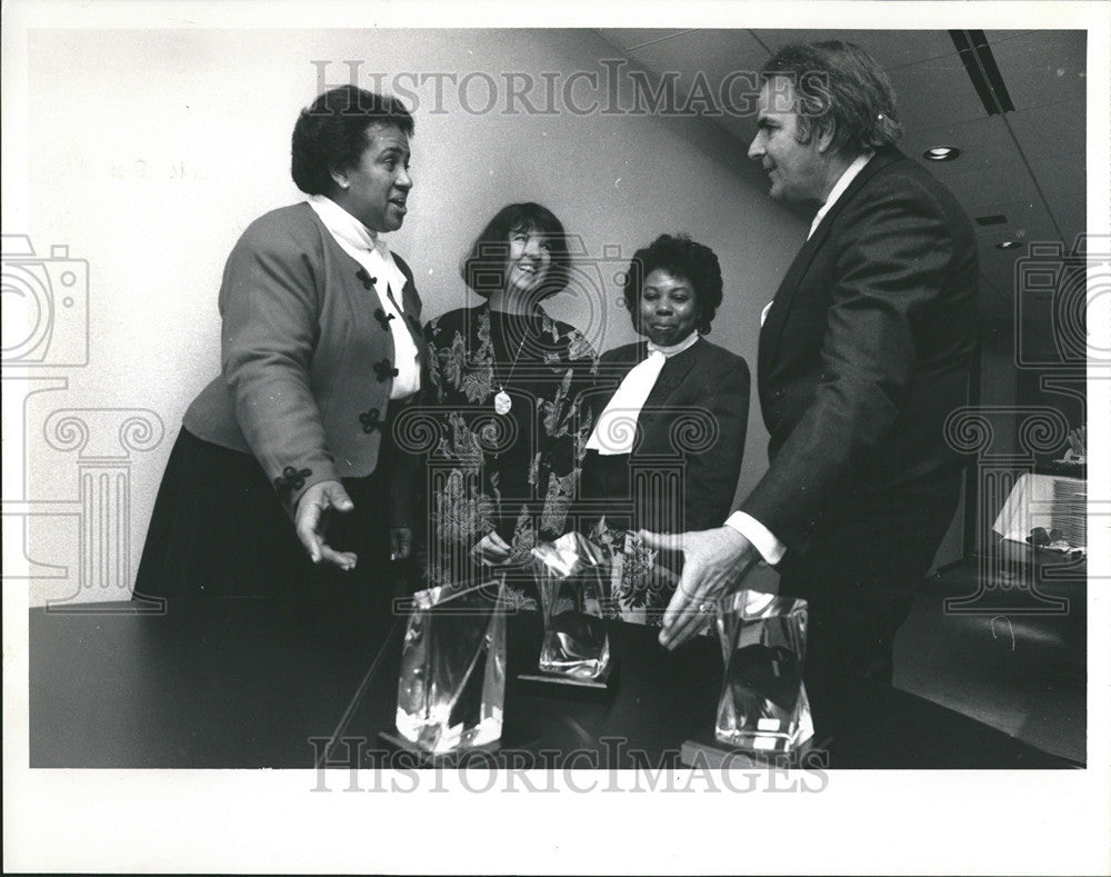 1990 Press Photo Three women win awards total Seventy-thousand dollars Chicago - Historic Images