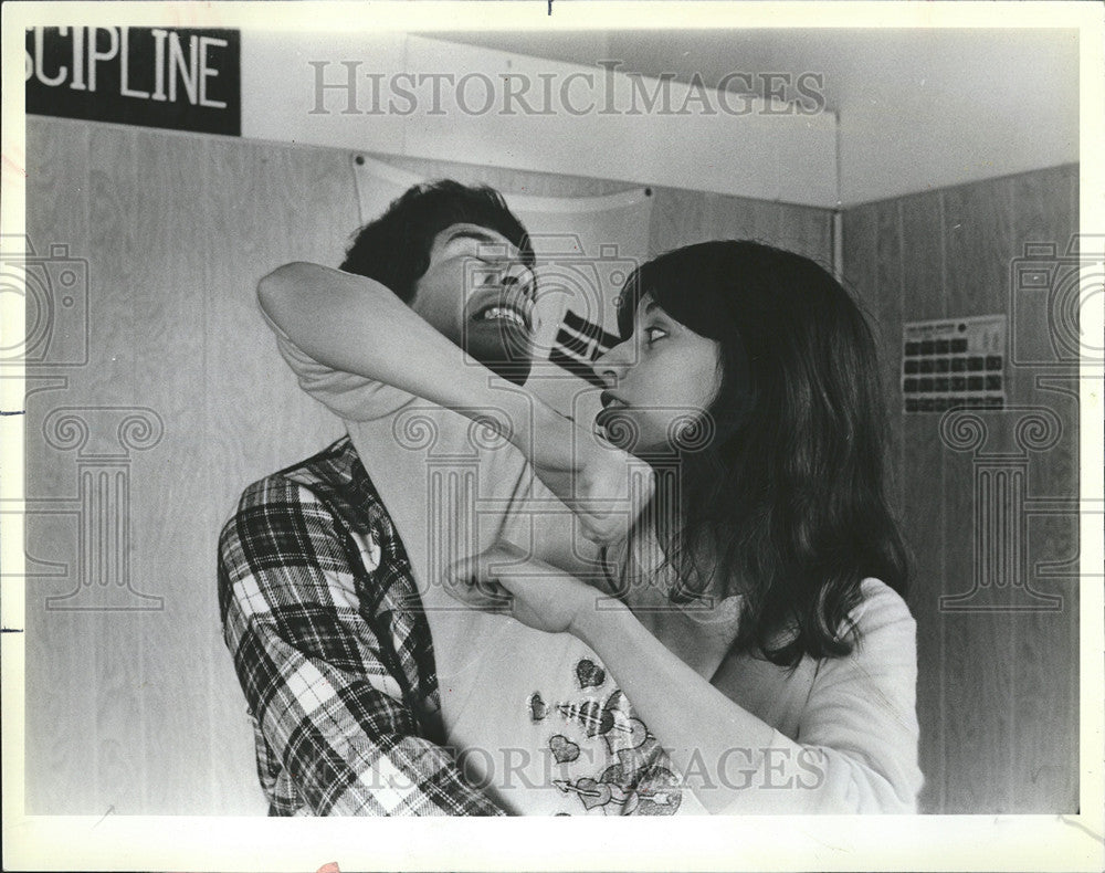 1982 Press Photo Choi Karate Institute Student Demonstrating Defense Move - Historic Images