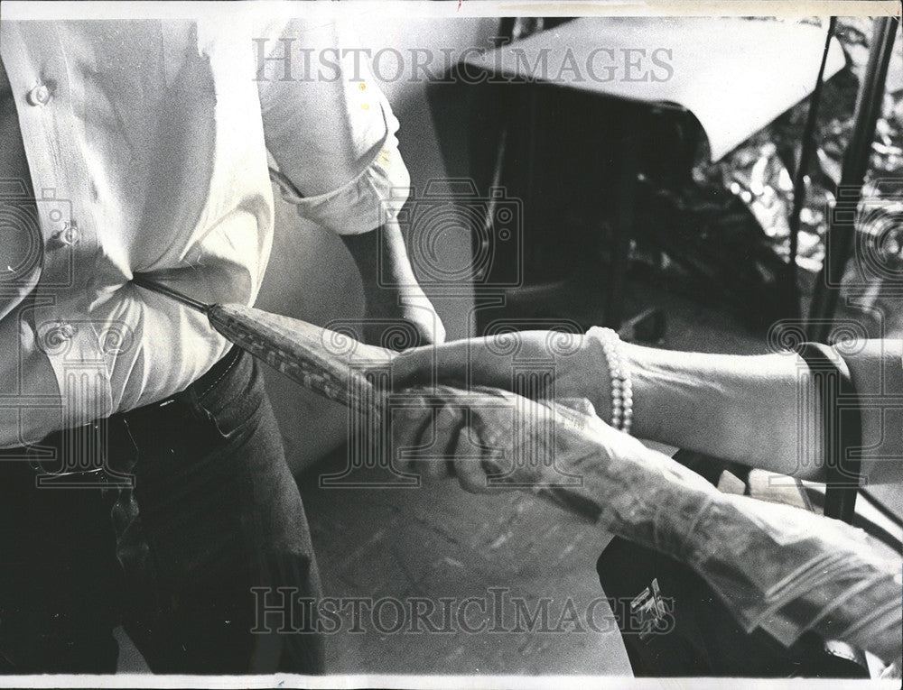 1970 Press Photo Self Defense Technique - Historic Images