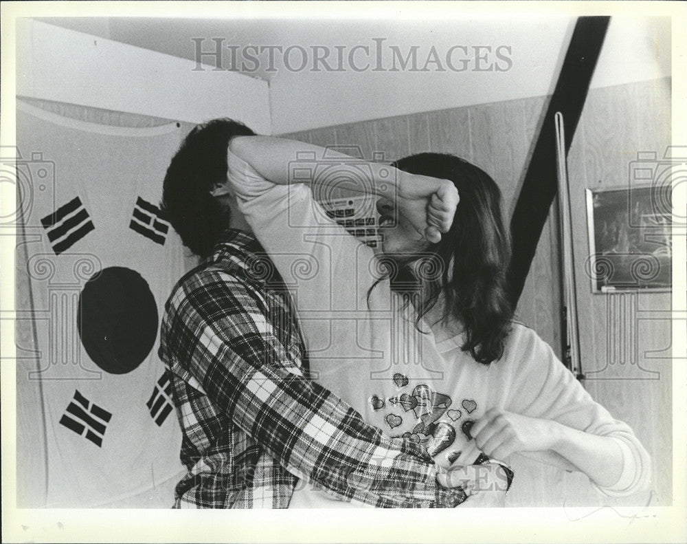 1982 Press Photo CHUCK DE LA RIVA SELF-DEFENSE - Historic Images