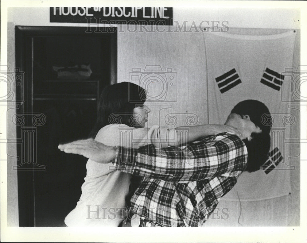 1982 Press Photo Black Belt Chuck De La Riva And A Man In Her Class - Historic Images