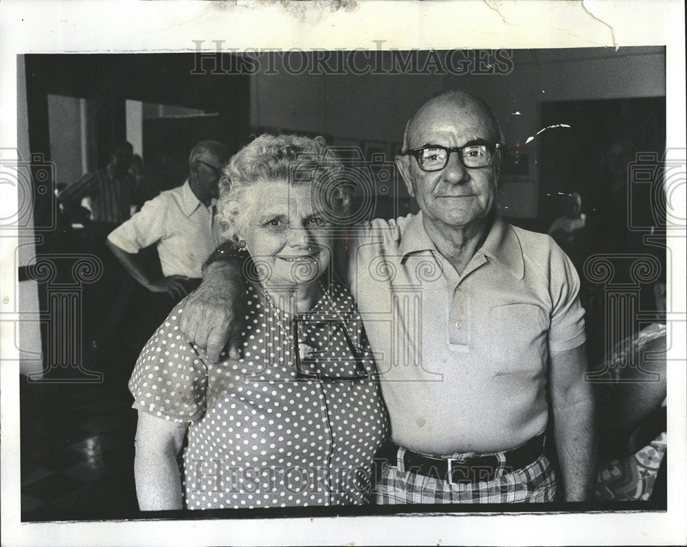 1975 Press Photo Elderly Couple Getting Portrait Trivelli Chicago Neighborhood - Historic Images