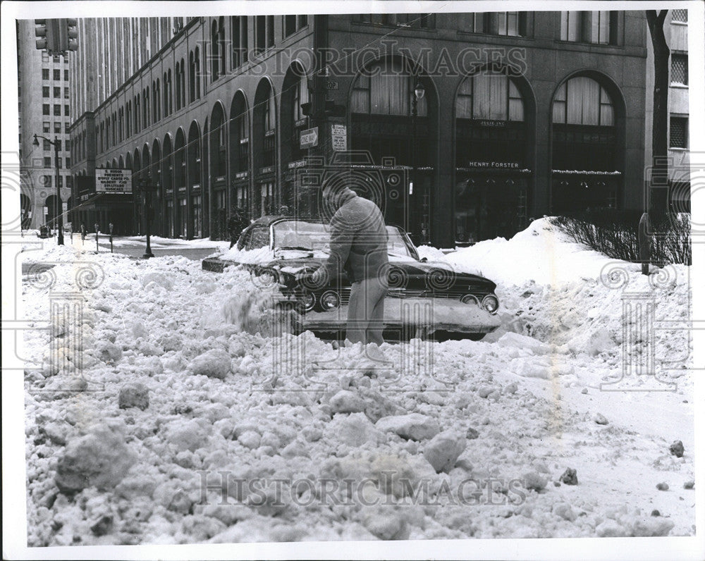 1965 Press Photo Detroit Storm Anthony Cassidy Shovel Car Fisher Building - Historic Images