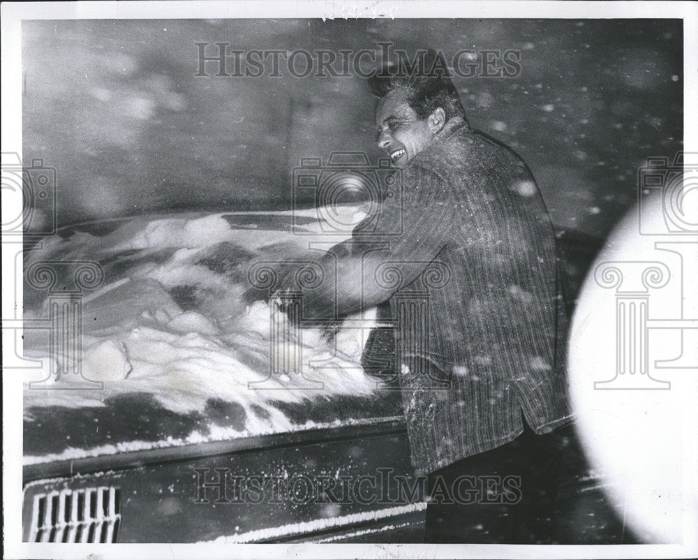 1965 Press Photo Phil Gatt digging his car filled with snow during snow storm. - Historic Images