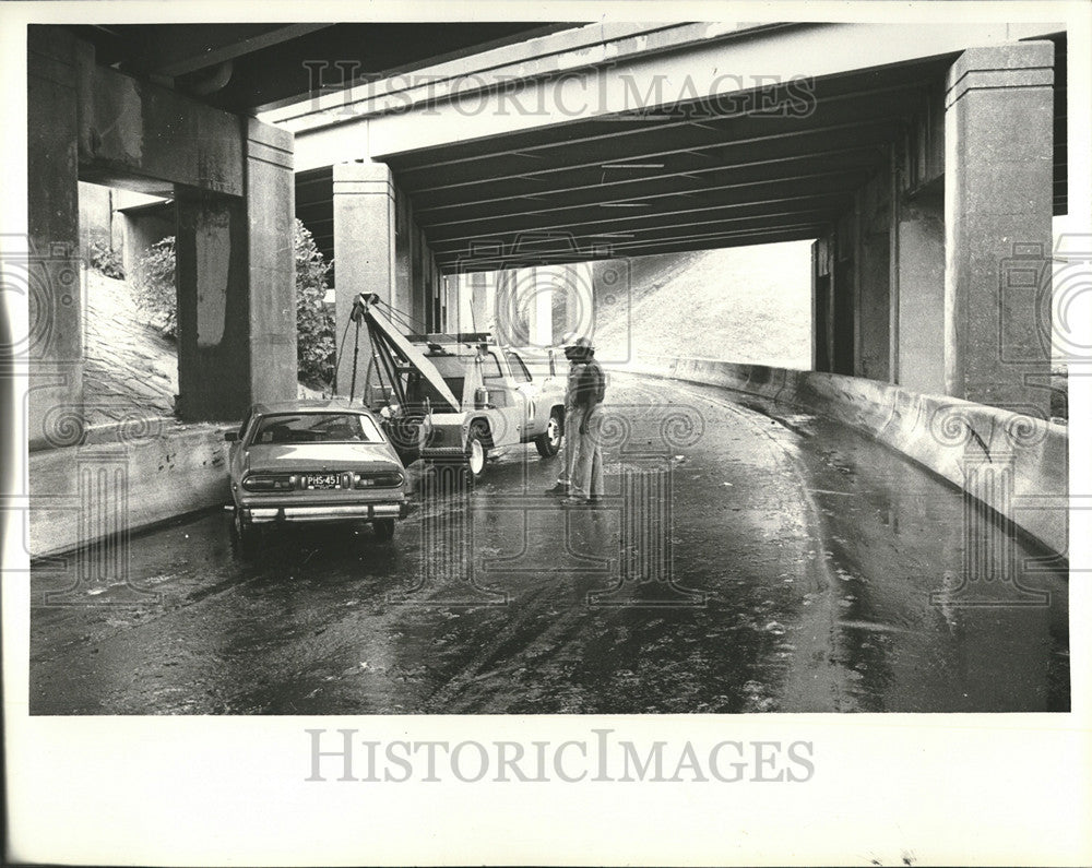 1970 Press Photo Car Left Under Ramp Off - Historic Images