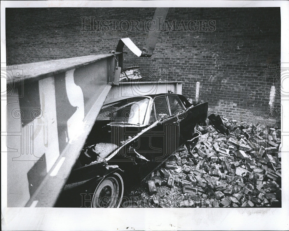 1973 Press Photo News Packing lot Car Sign Strom Detroit Belanger - Historic Images