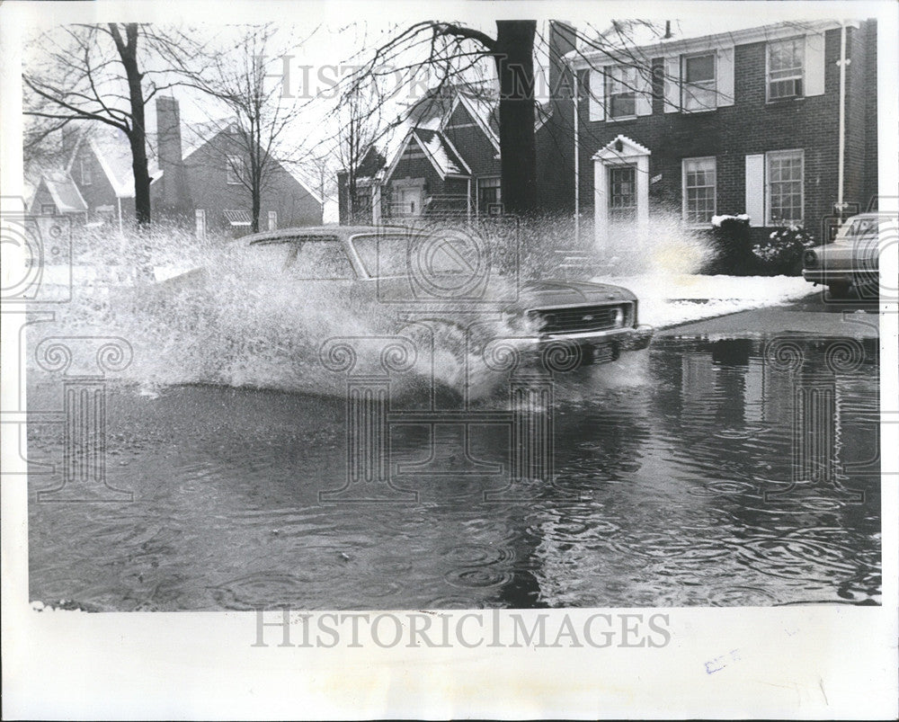 1976 Press Photo Detroit Flooded Street Car - Historic Images