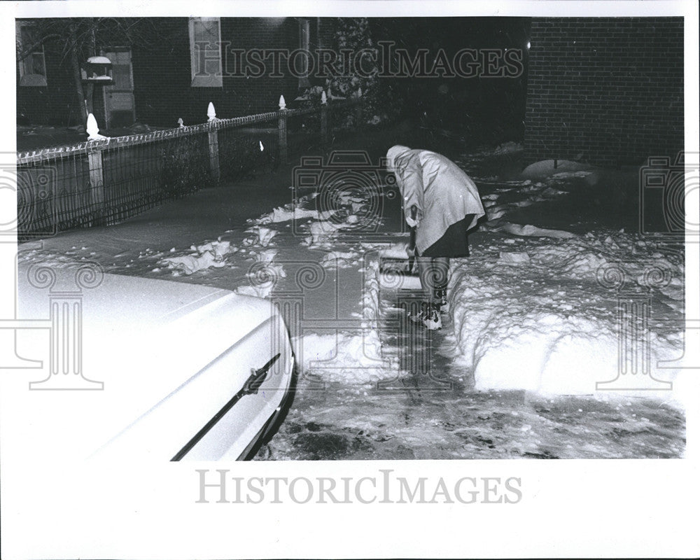 1965 Press Photo Detroit Storm Woman Driveway Clearing - Historic Images