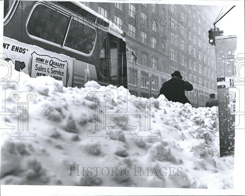 1965 Press Photo Woodward ave. at Grand River bus stop covered with snow - Historic Images