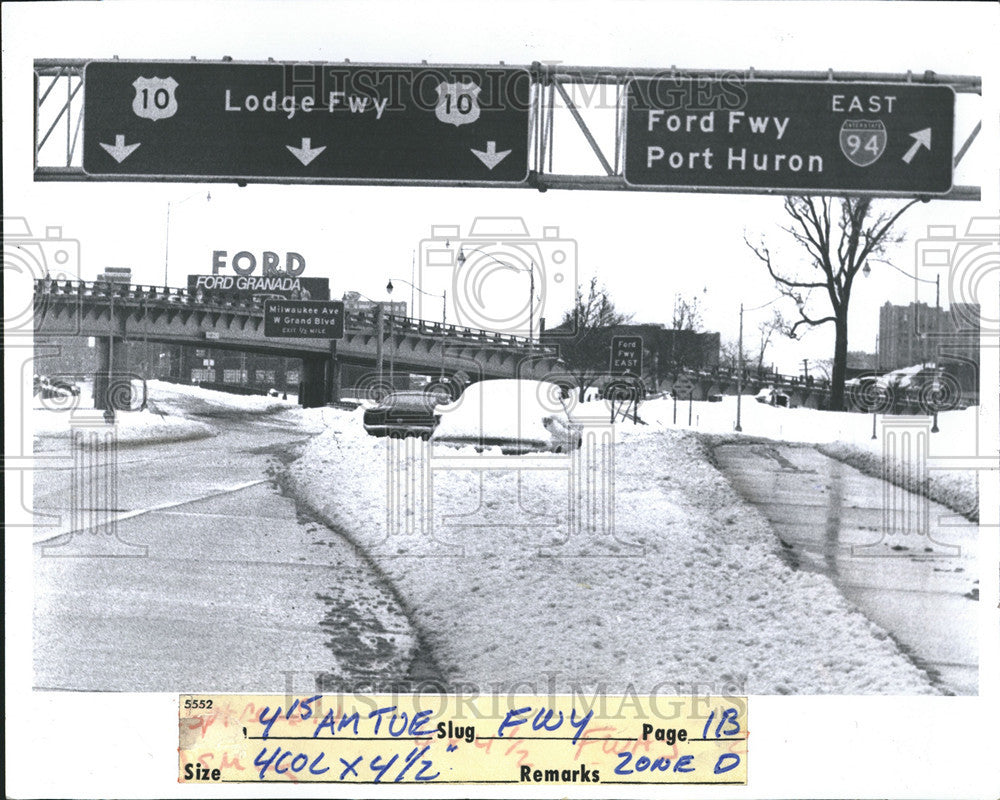 1974 Press Photo Lodge at interchange of Ford freeway covered in snow. - Historic Images