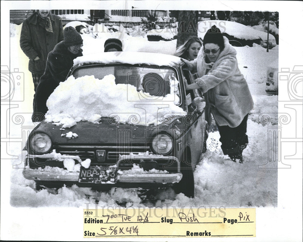 1974 Press Photo Snow Storm Car Barbara Barnnett West Canfield - Historic Images