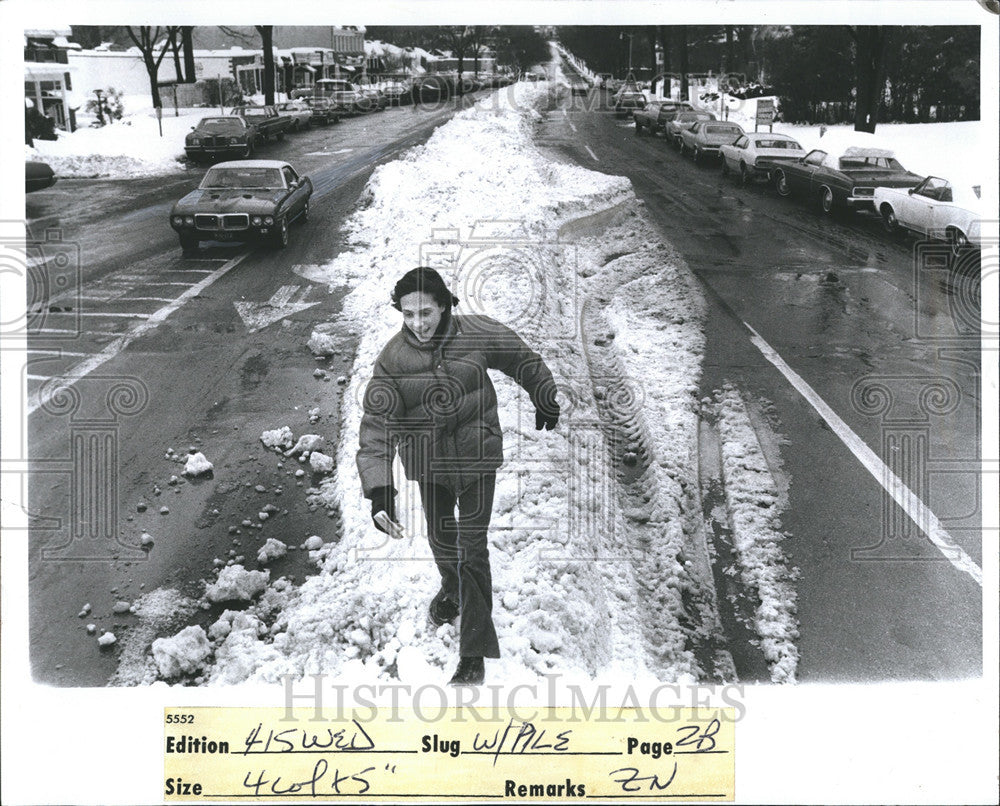 1974 Press Photo playing in the snow after Detroit snow storm - Historic Images