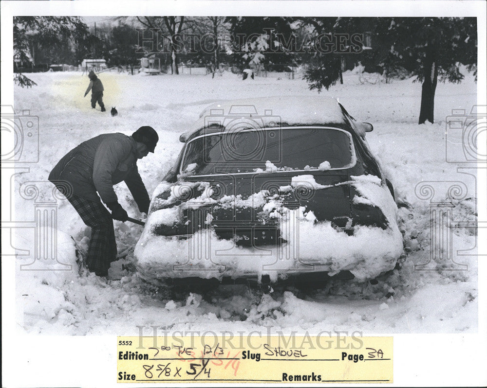 1974 Press Photo Kim Wilson dig his car buried in snow - Historic Images