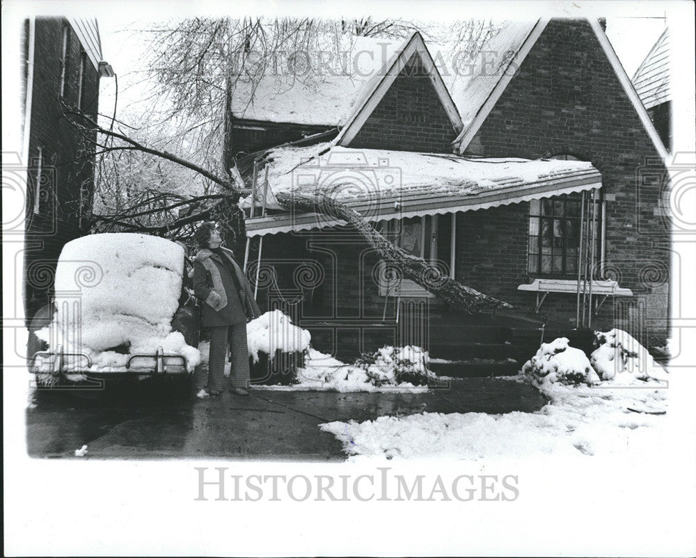 1976 Press Photo Helene Hardy Checks Her Porch For Damage After An Ice Storm - Historic Images