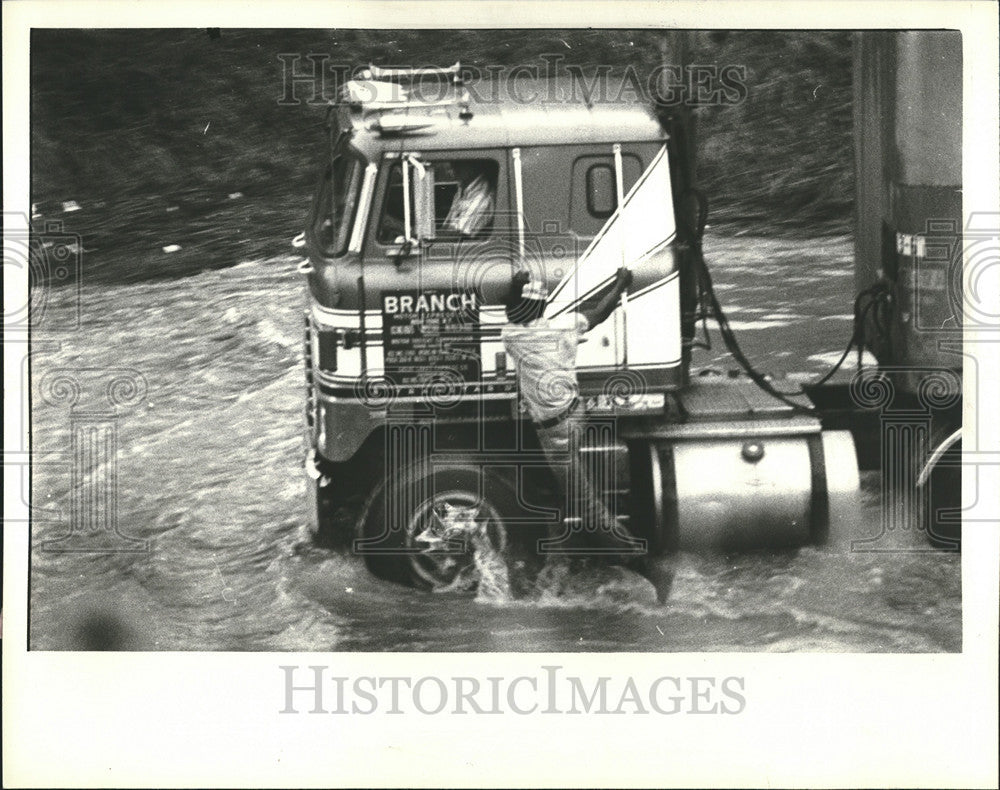 1980 Press Photo Stranded Driver Letche Truck St Sehapper Detroit Fort - Historic Images