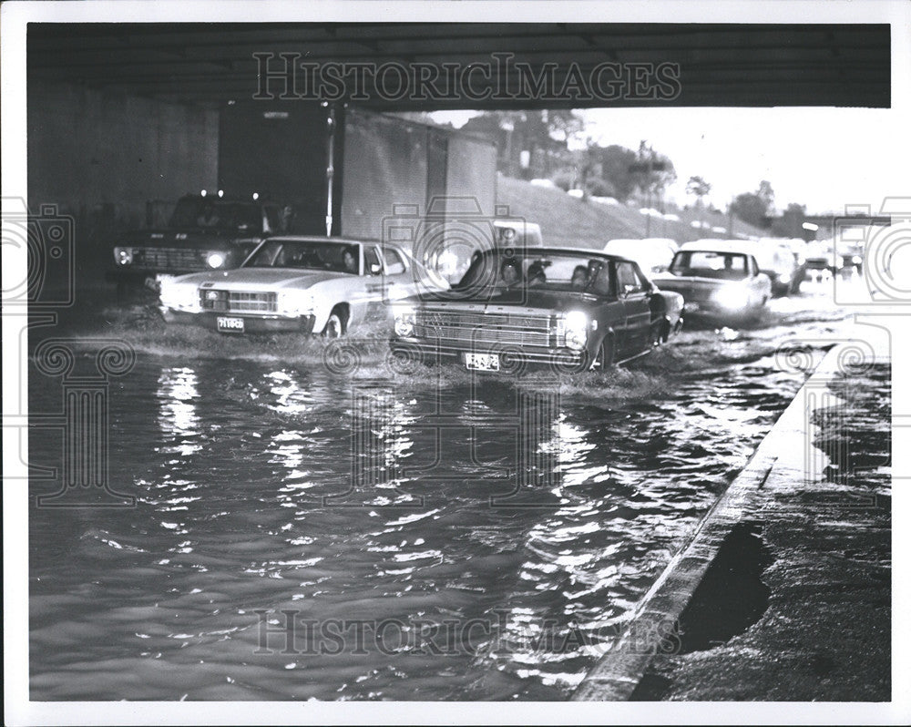 1971 Press Photo Cars Drive Through Floodwaters In Detroit - Historic Images