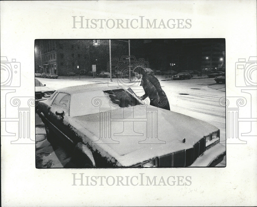 1979 Press Photo Man clearing his car covered in snow - Historic Images