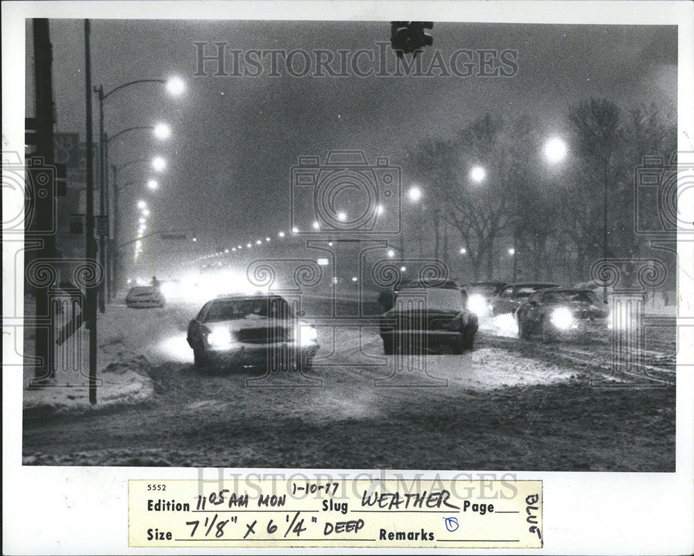 1977 Press Photo Detroit Storms Driver Weaving Way Around Stalled Car - Historic Images