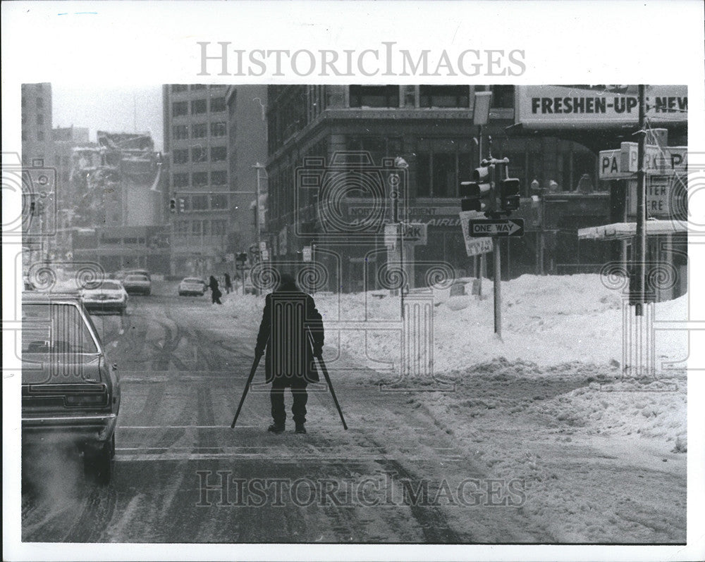 1978 Press Photo  Weather Crutches Street  Dirt Snow  Woodward - Historic Images