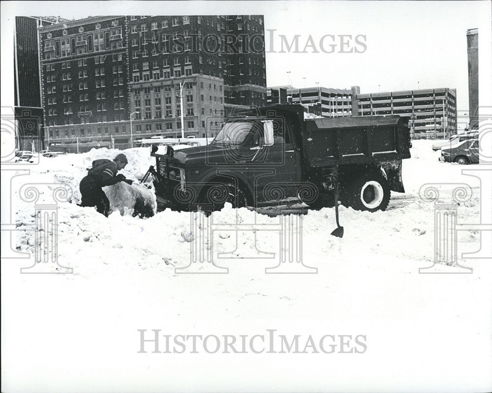 1968 Press Photo Snow Plow Gets Stuck In Parking Lot - Historic Images