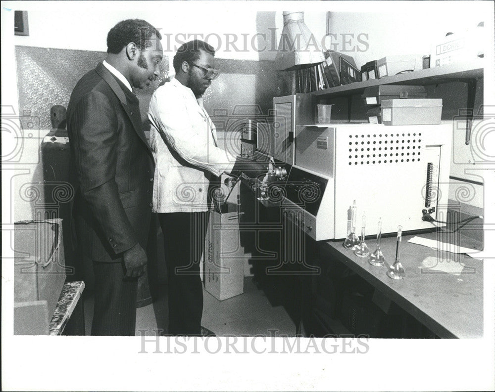 1981 Press Photo Chemists Testing Unleaded Gas For Lead Laboratory - Historic Images