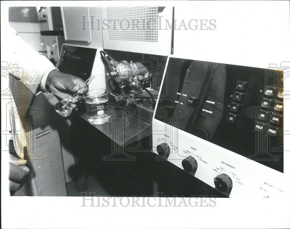 1981 Press Photo Chemical testing - Historic Images