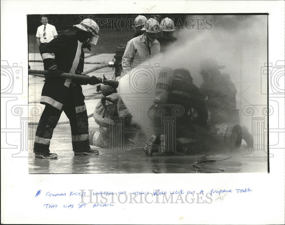 1986 Press Photo Firefighter Put Out Propane Fire - Historic Images