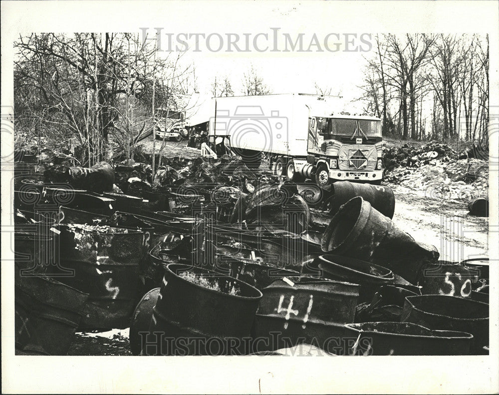 1980 Press Photo Springfield Township Toxic Waste Barrels Dump - Historic Images