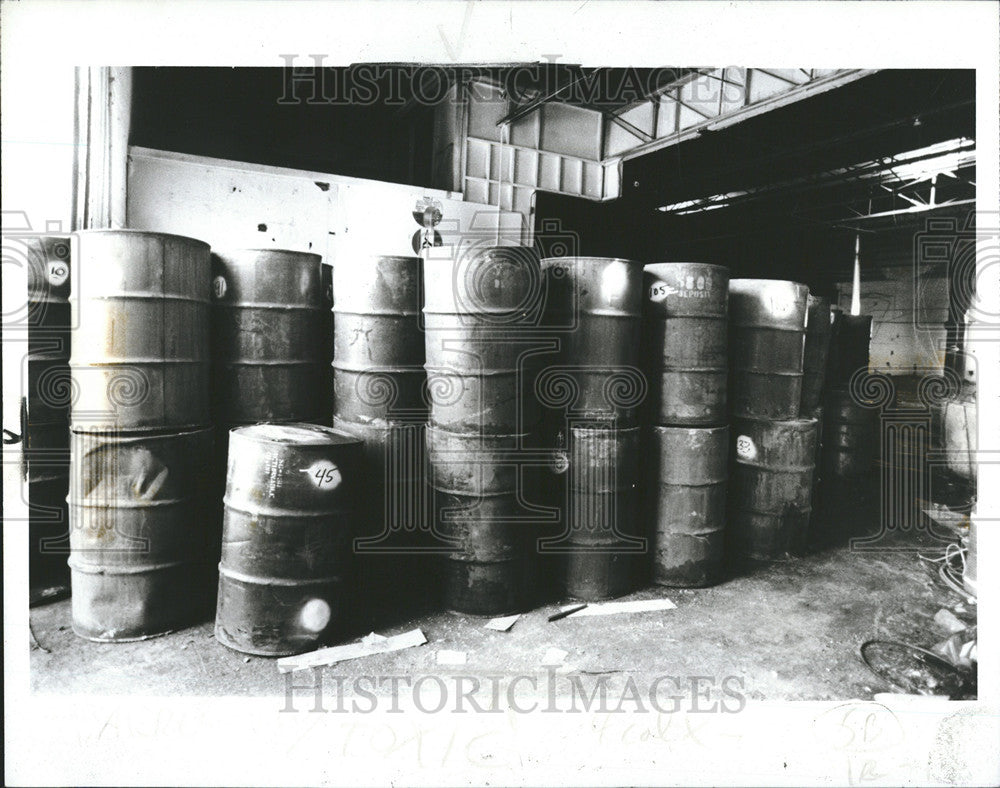 1984 Press Photo Toxic Chemicals Warehouse Detroit - Historic Images