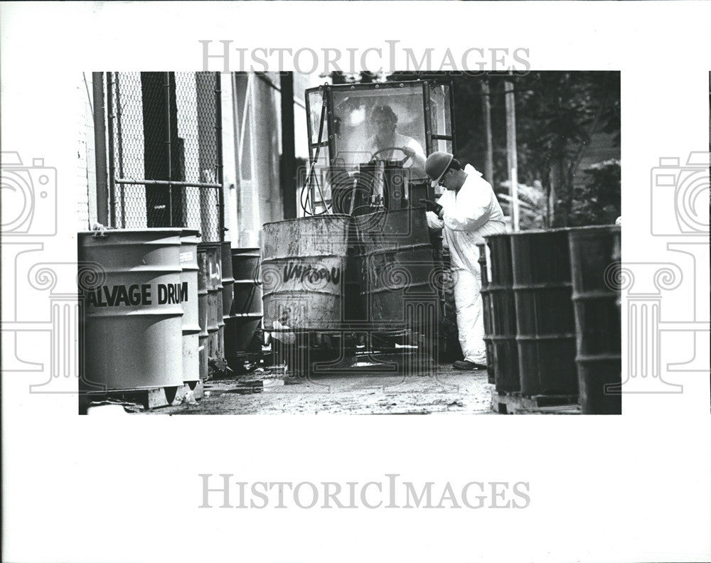 1984 Press Photo Moving barrels from the warehouse fire in Hamtramck - Historic Images