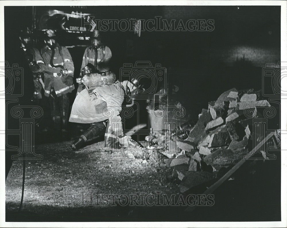 1981 Press Photo Toxic Chemicals Detroit Conant Six Mile Firemen Gas Tanks - Historic Images