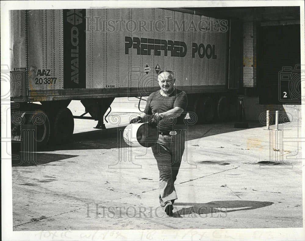 1981 Press Photo Tom Ross Toxic Chemicals Detroit Whitting Warehouse Heckle - Historic Images