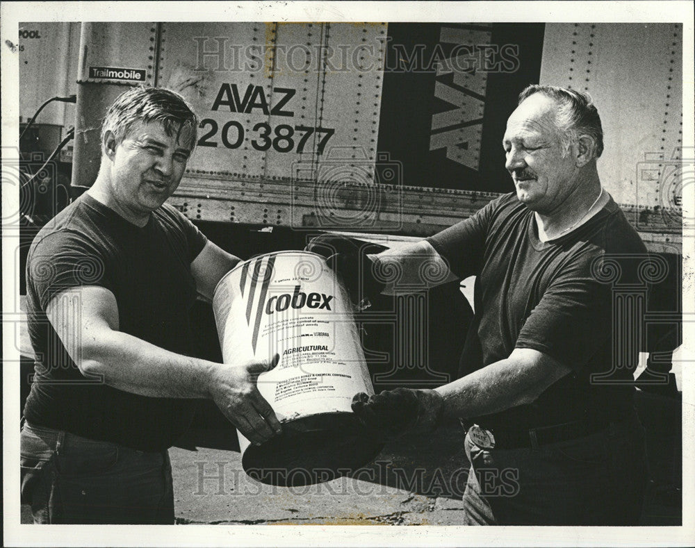 1981 Press Photo Rails of toxic chemicals loaded to truck - Historic Images