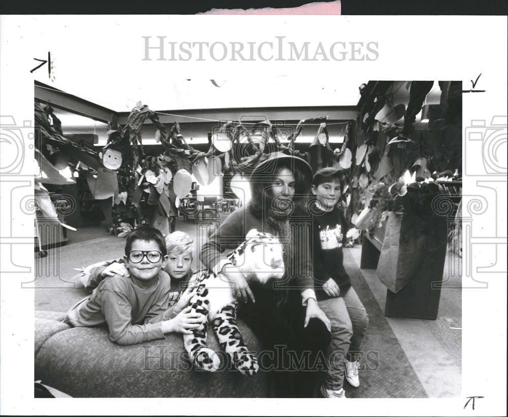 1991 Press Photo Lynne Cherry Author John LaRuffa Erich Weimer Meghan Johnson - Historic Images