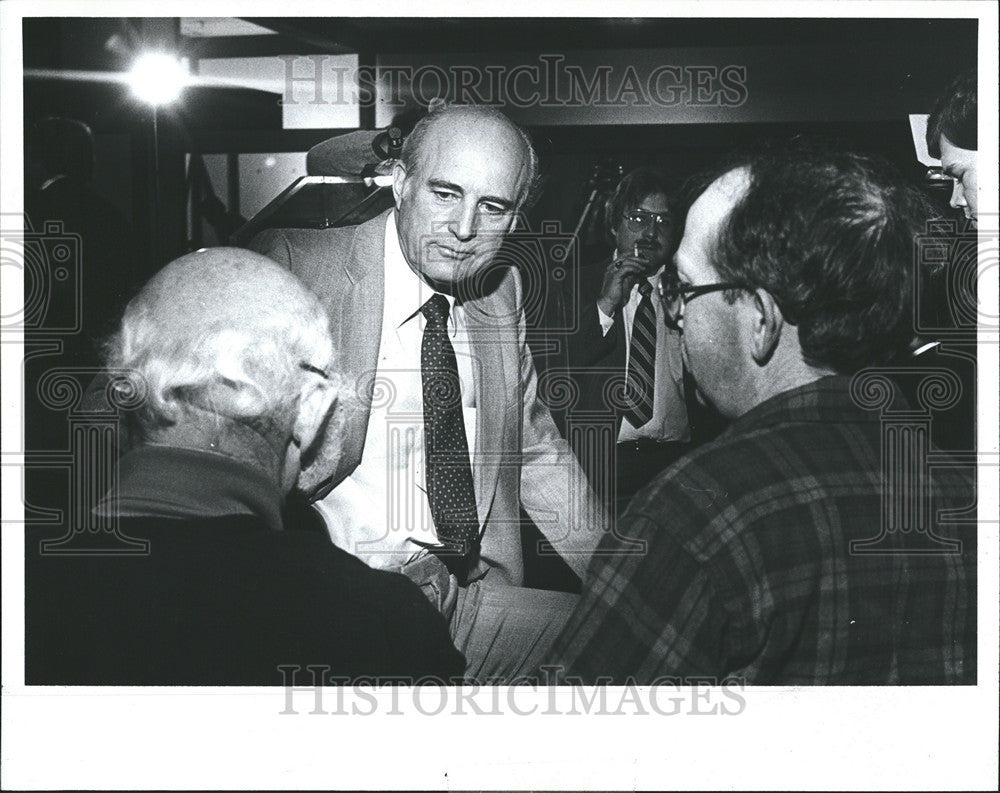 1982 Press Photo Detroit Redwings Press Conference Lincoln Caralieri Hockey - Historic Images