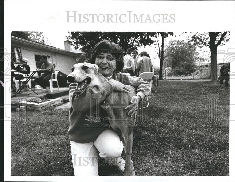 1990 Press Photo Susan Riegel Greyhound Racing Dog Rescue Stretch - Historic Images