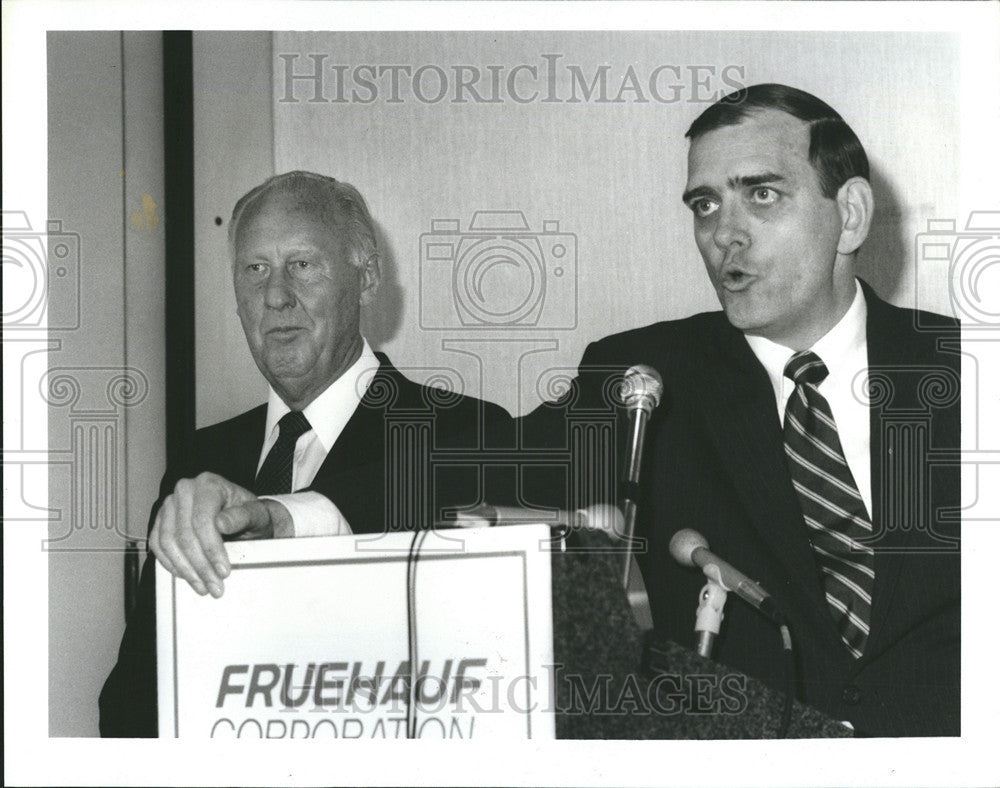 1986 Press Photo Mr. Frank Coyer and Richard Darke executives at Freuhauf Corpor - Historic Images