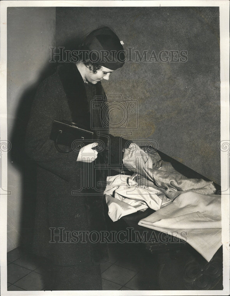 1937 Press Photo Pickpockets Losman Shaffer Inspects Merchandise - Historic Images