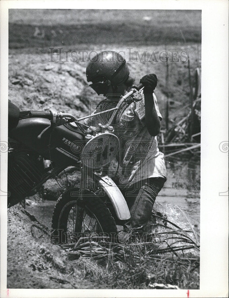 1972 Press Photo Motorcycle Racer Red Huber - Historic Images