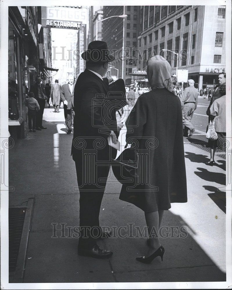 1963 Press Photo American Women Directions Bargained Attention Diverted - Historic Images