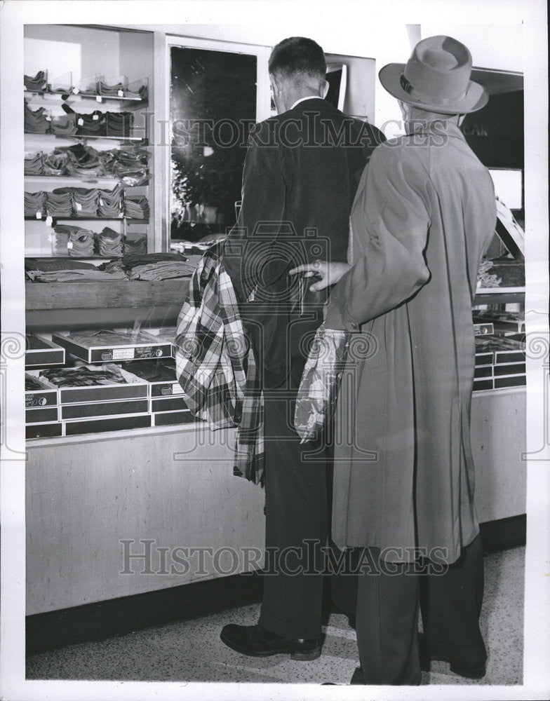 1954 Press Photo Beware Of Pickpockets! - Historic Images