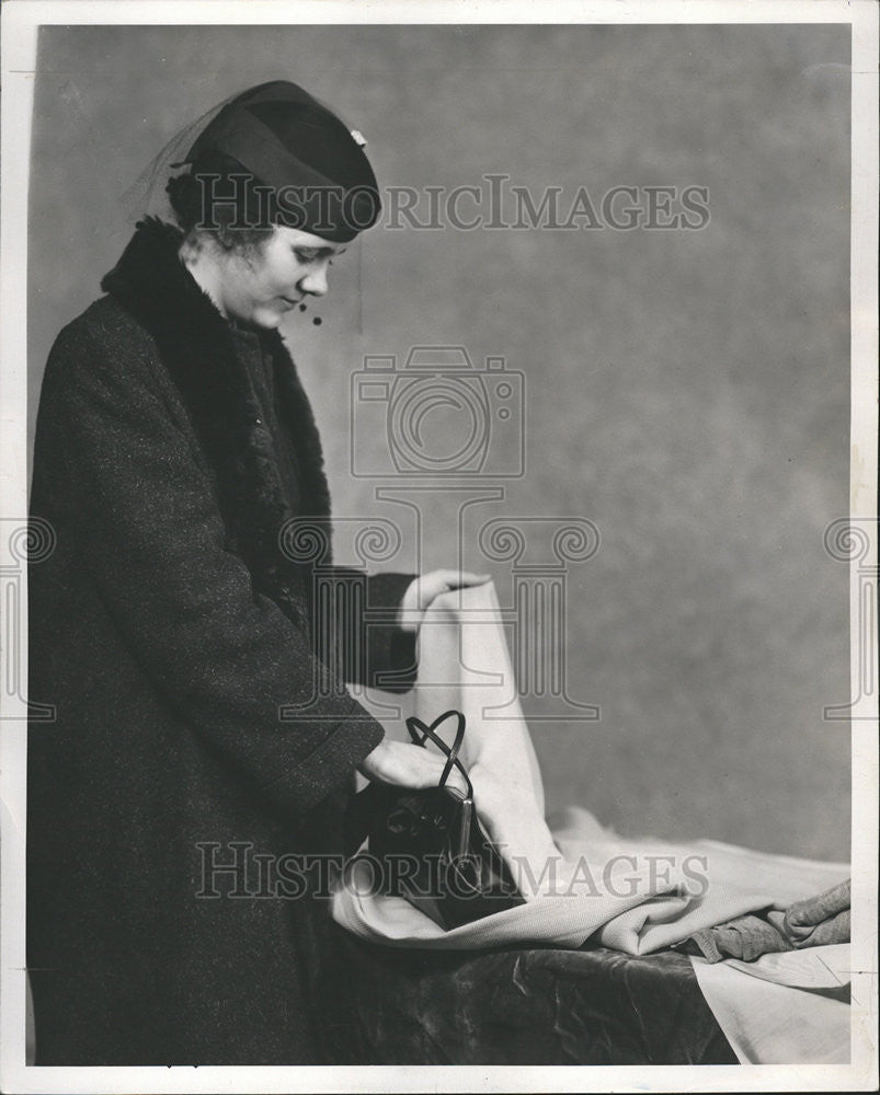 1937 Press Photo Pickpockets Guard against Coombs - Historic Images