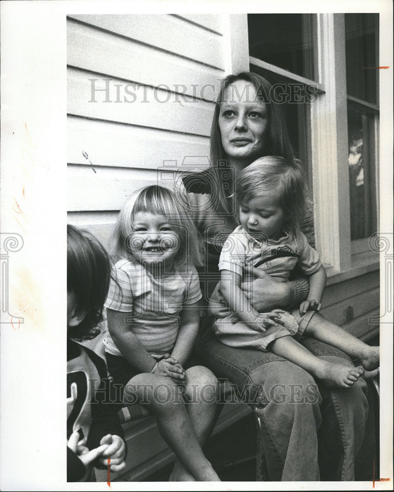 1976 Press Photo Janice Ainsworth daughters Claire Melanie - Historic Images