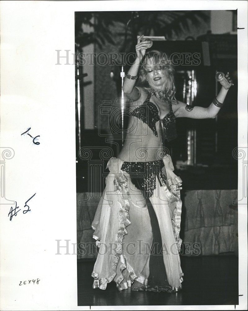 1977 Press Photo Tampa Bay Bucks Flexible Belleair Aisha Dancer Melba Saltarelli - Historic Images