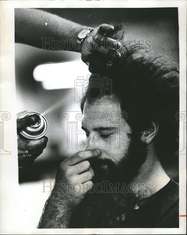 1974 Press Photo Hairspray On His Hair - Historic Images