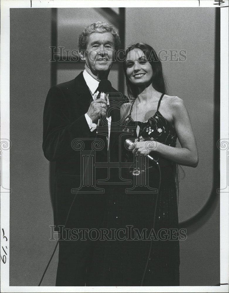 1982 Press Photo Roy Acuff and Crystal Gayle on a TV special tribute to Roy - Historic Images