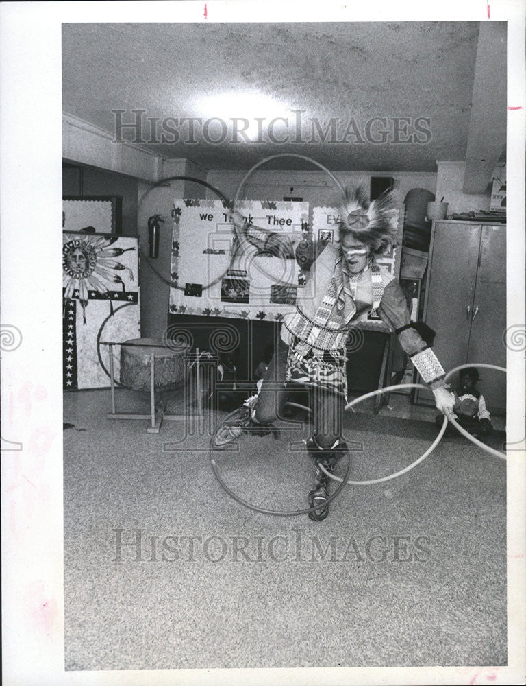 1972 Press Photo Native American Dancer Hoops School Classroom - Historic Images