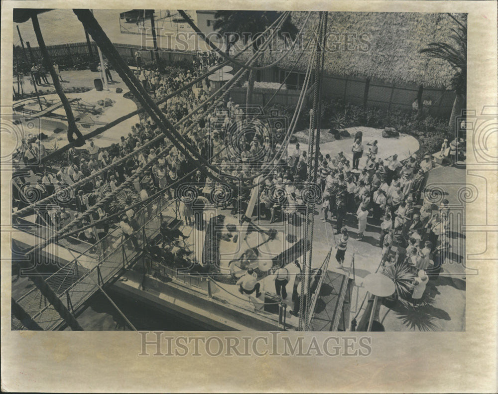 1965 Press Photo Here Over All View Crowd Bounty Exhibit Dedication - Historic Images