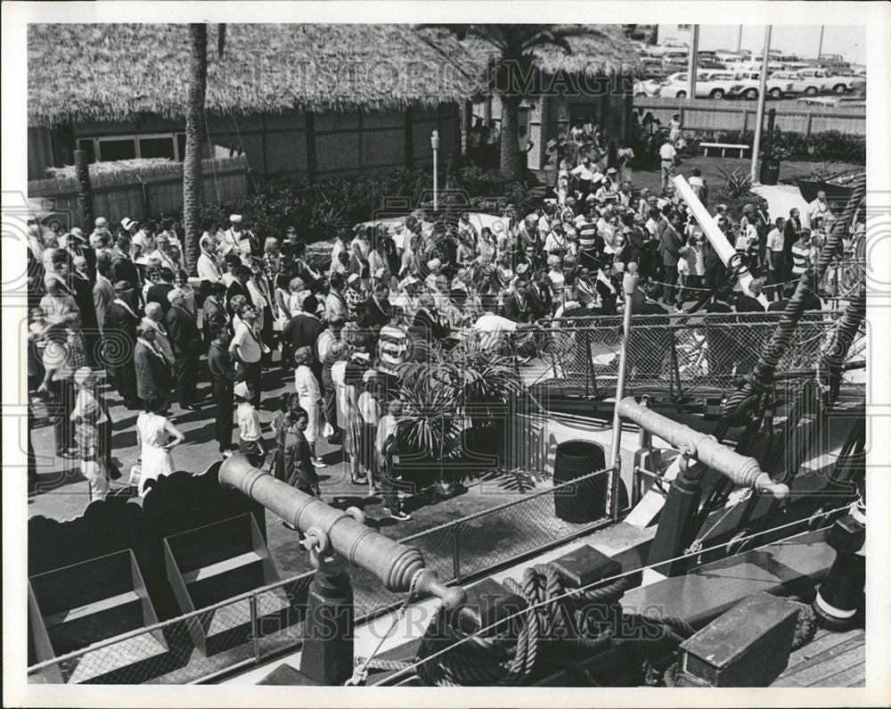 1965 Press Photo Beauty Exhibit George Trarane Crowd - Historic Images