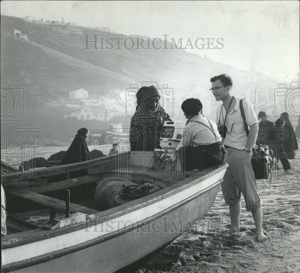 1969 Press Photo Photojournalist Ewy Chatting With Fisherman Portugal - Historic Images